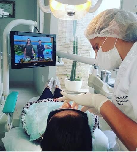 Dra Priscylla Cafrune | Dentista em Araguari l Cirurgia de Implantes Dentários l Facetas Dentais l Periodontia l Gengiva